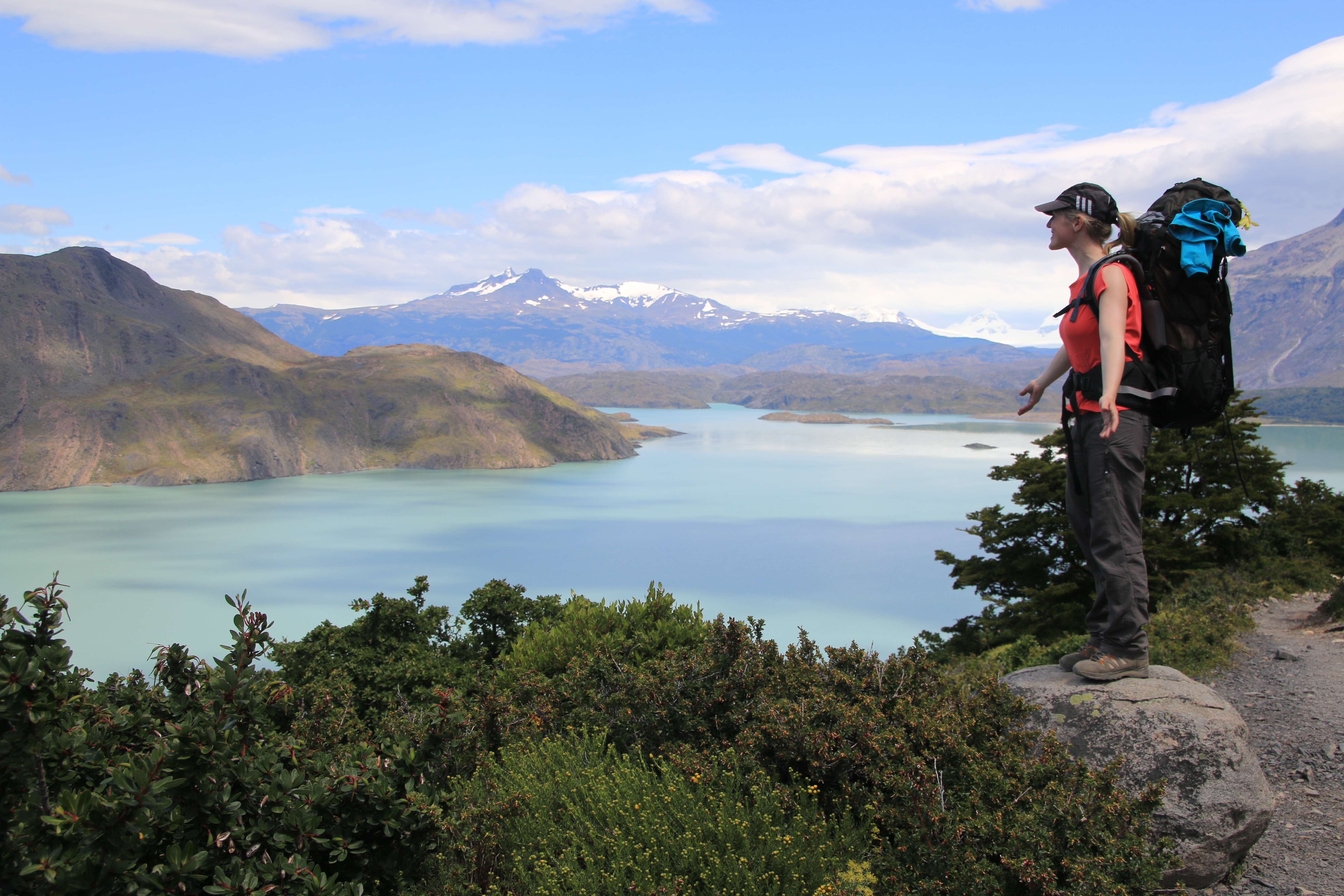 Katja Kaiser mit Rucksack am Bergsee – Natur und Weite